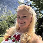 Englisch-Tutor, die Kindern verschiedenen Alters Unterricht gibt.